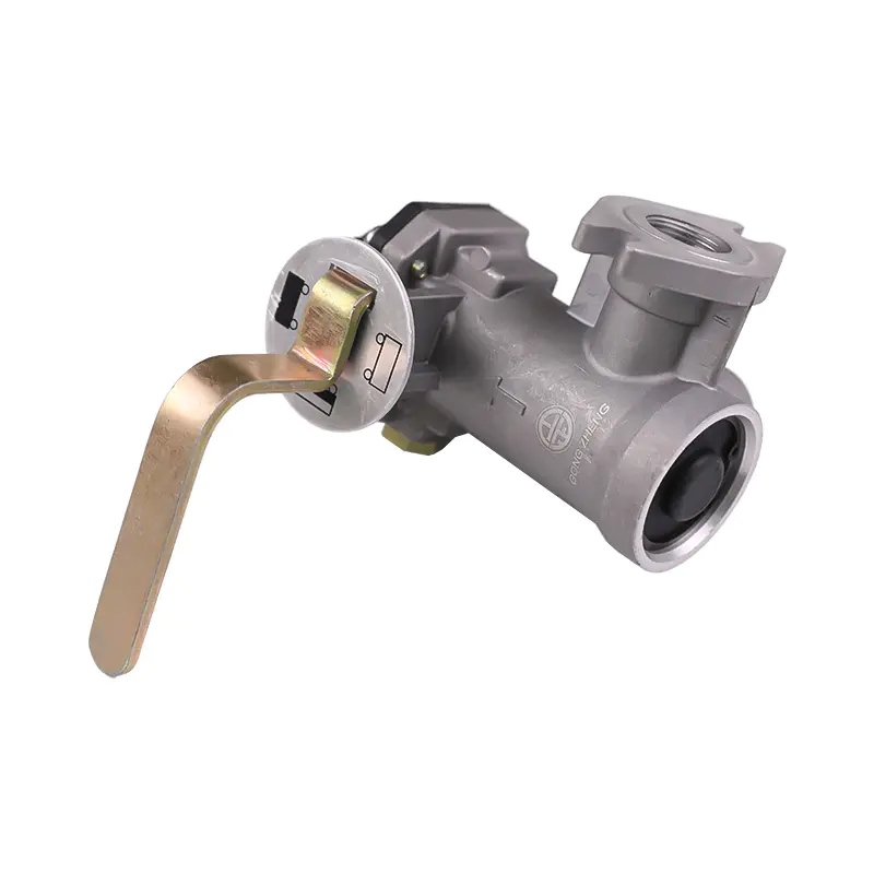 ما هي عوامل السلامة التي تؤخذ في الاعتبار عادة عند تصميم عزم الدوران التشغيلي لصمام فرملة اليد